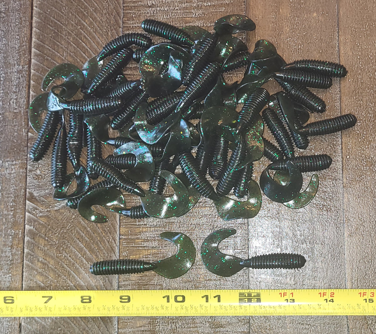 48 pcs, Motor Oil Green Flash Color 2-3/4 in lengthy x 3/8 in diameter Large Body Soft Plastic Curl Tail Grubs