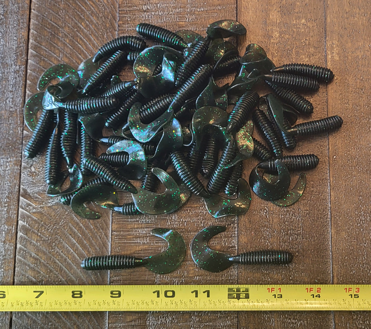 48 pcs, Motor Oil Green Flash Color 2-3/4 in lengthy x 3/8 in diameter Large Body Soft Plastic Curl Tail Grubs